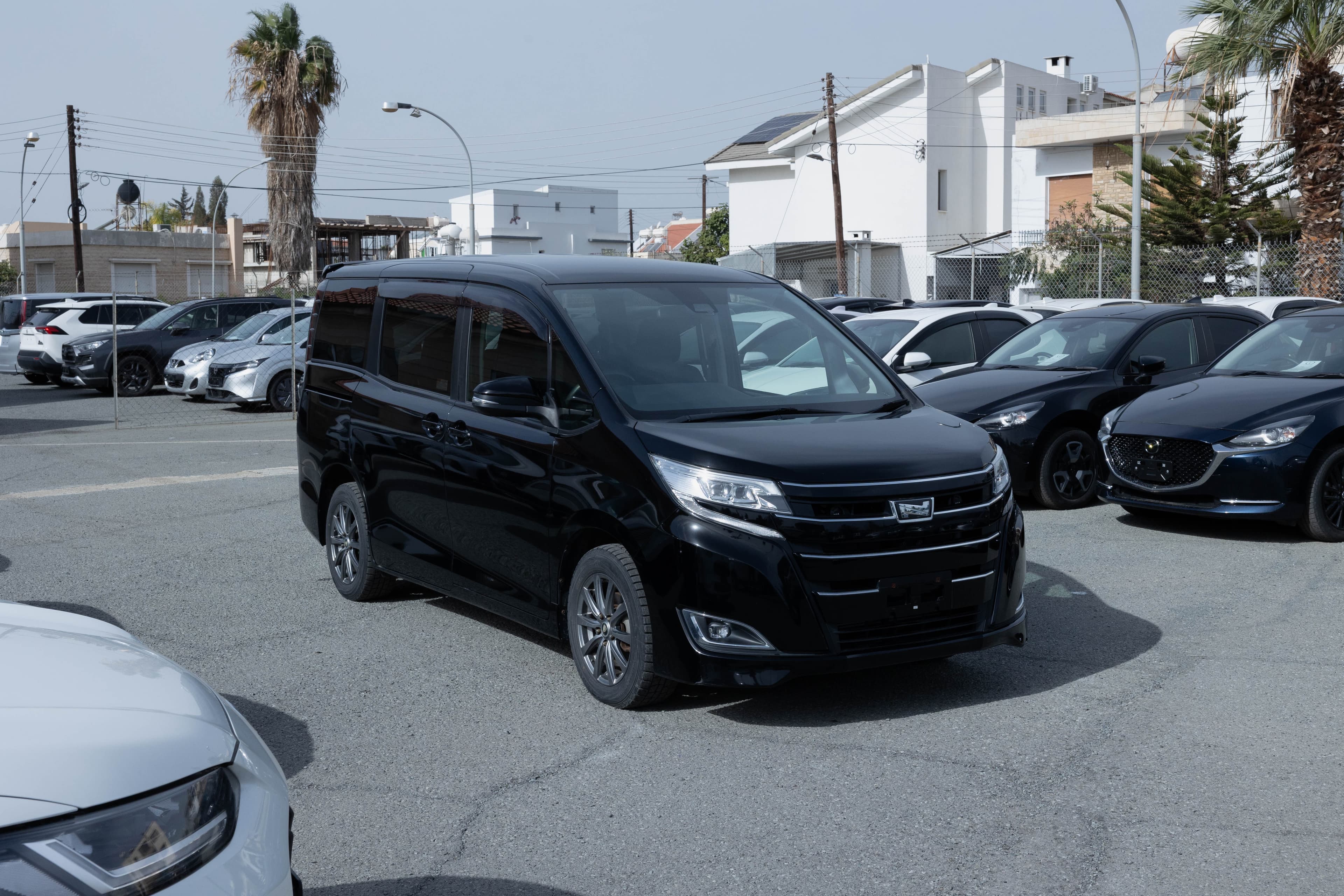 Toyota Noah - Exterior