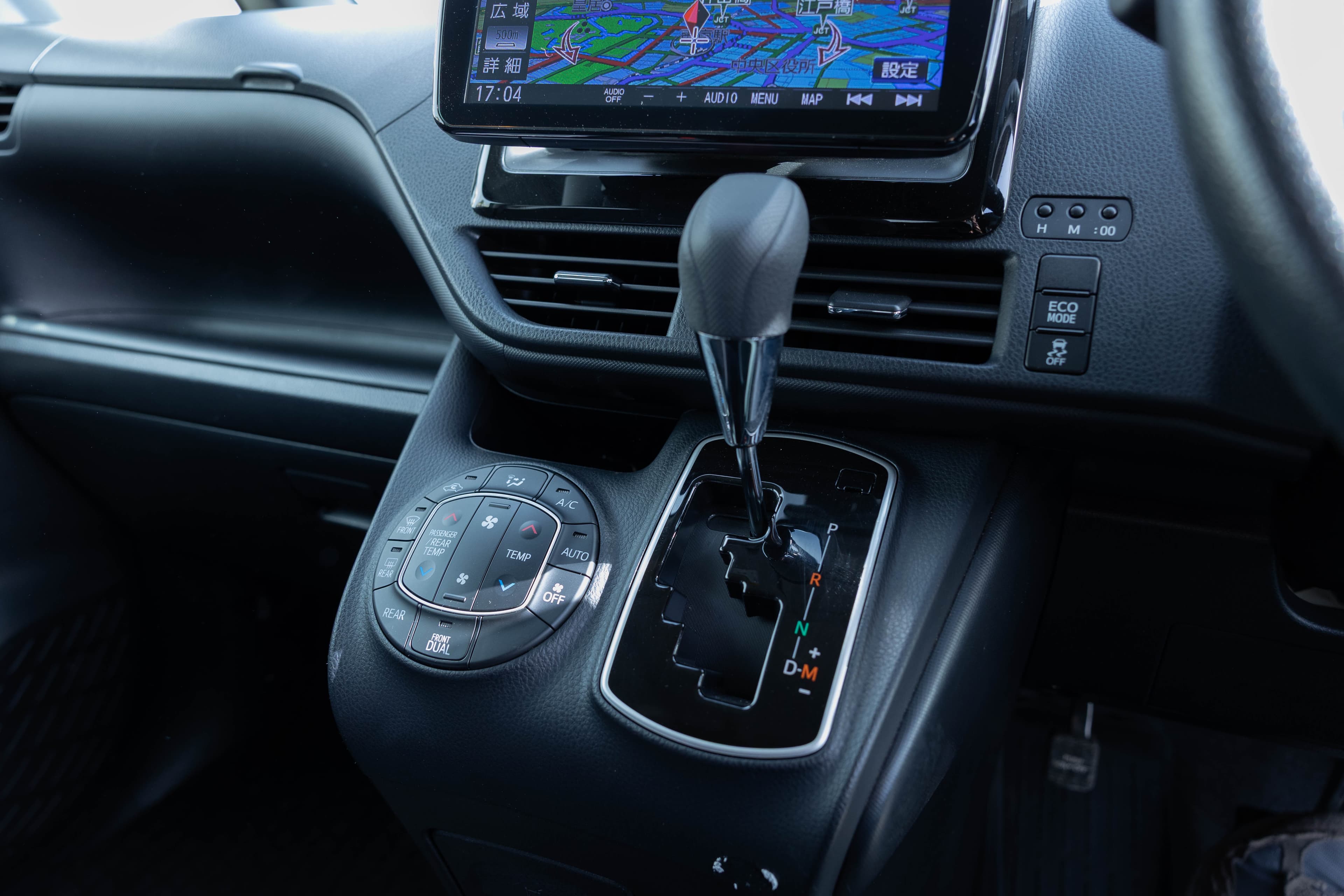 Toyota Noah - Interior