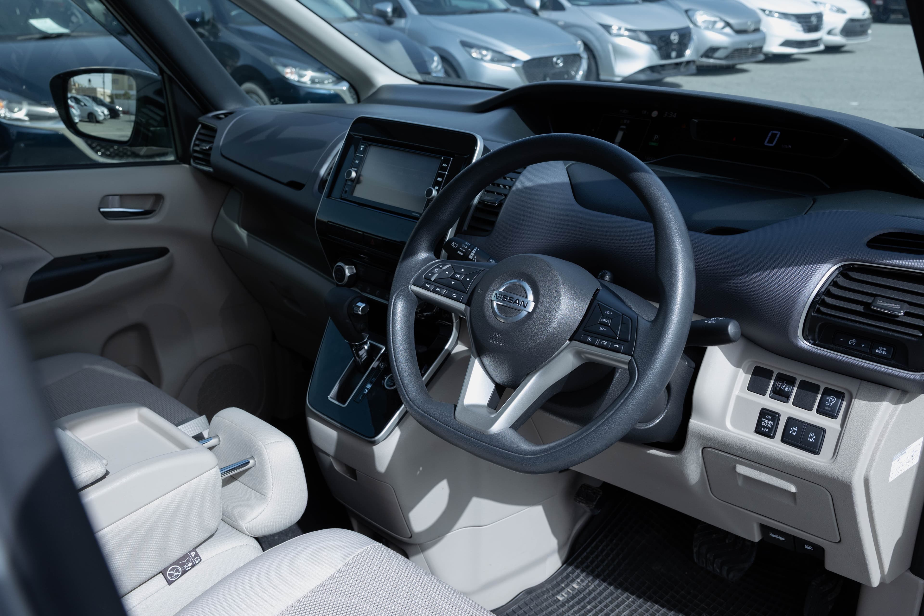 Nissan Serena V-Chair Cab - Interior