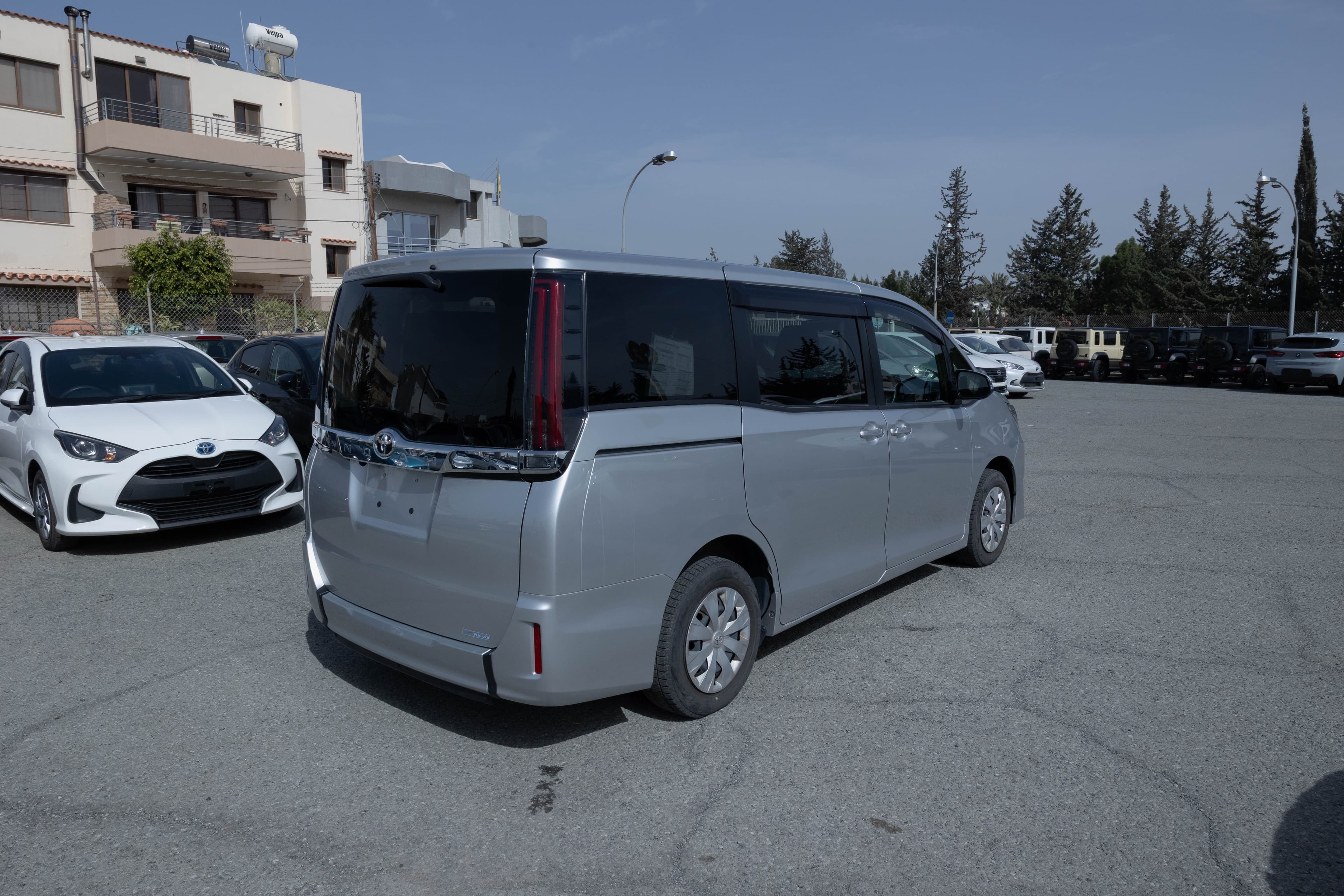 Toyota Noah - Exterior