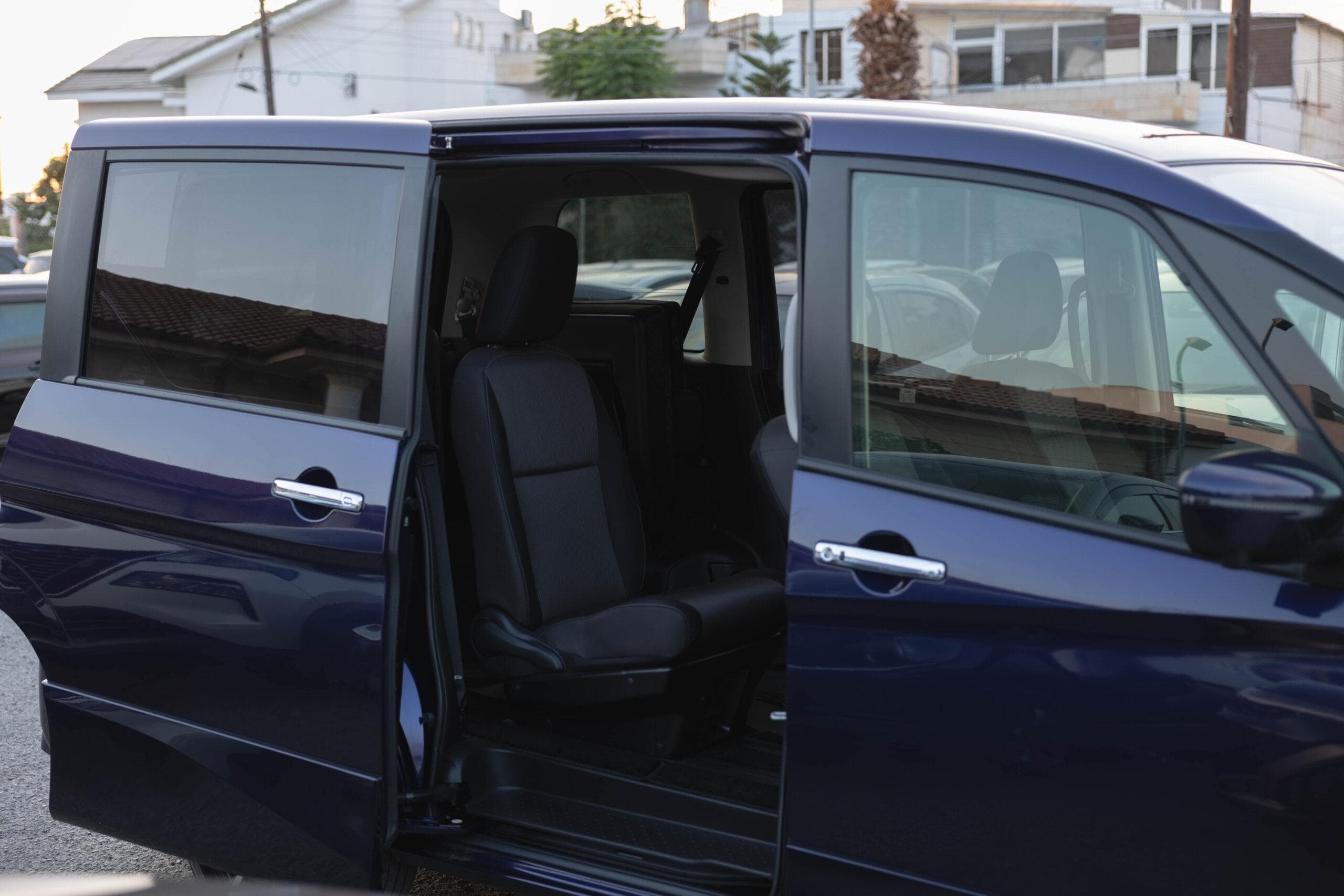 Nissan Serena V-Chair Cab - Exterior