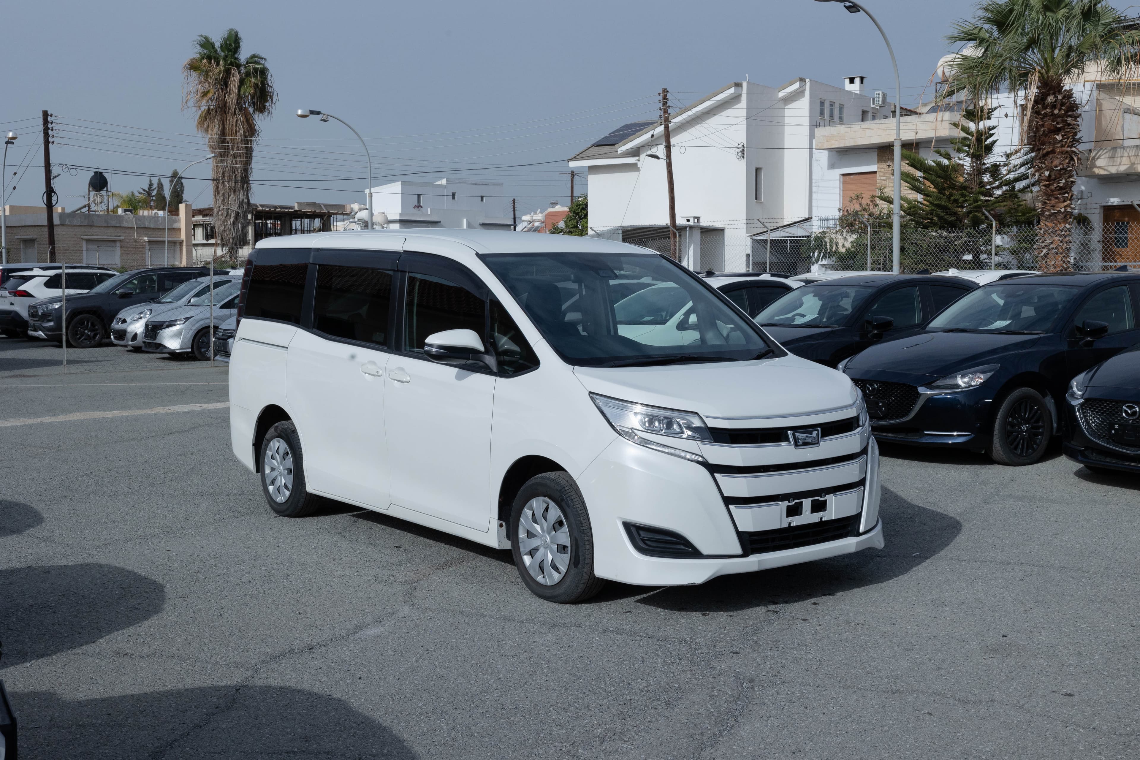 Toyota Noah - Exterior
