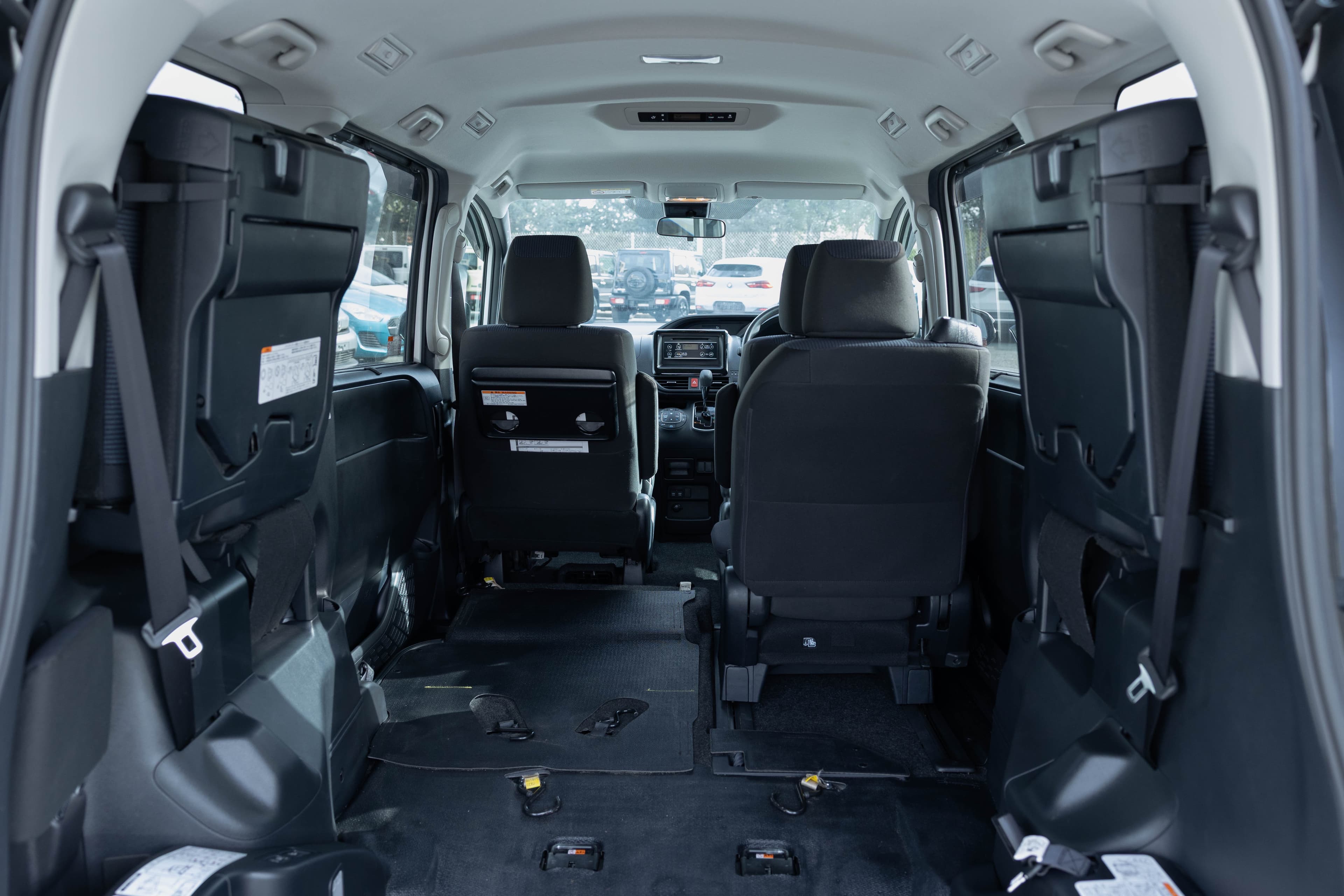 Toyota Noah - Interior